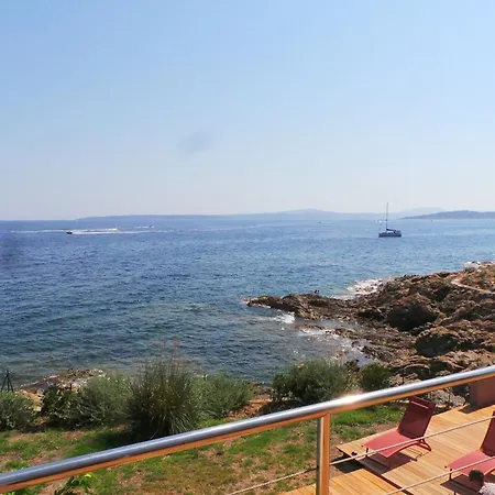 Villa Coryphene Pied Dans L Eau